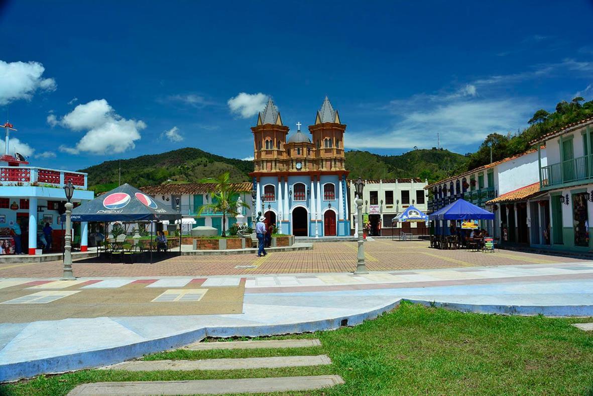 Hotel Campestre Alto Lindo En Guatapé Exterior photo