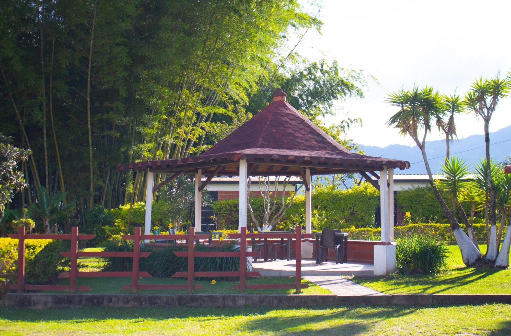 Hotel Campestre Alto Lindo En Guatapé Exterior photo